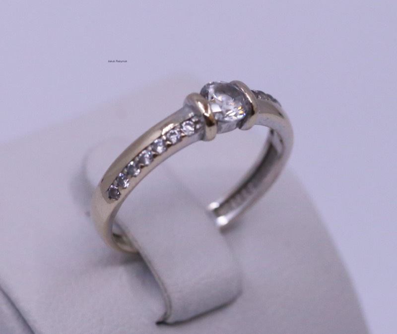 Zlatý prsten s kamenem - výkup šperků Zlín